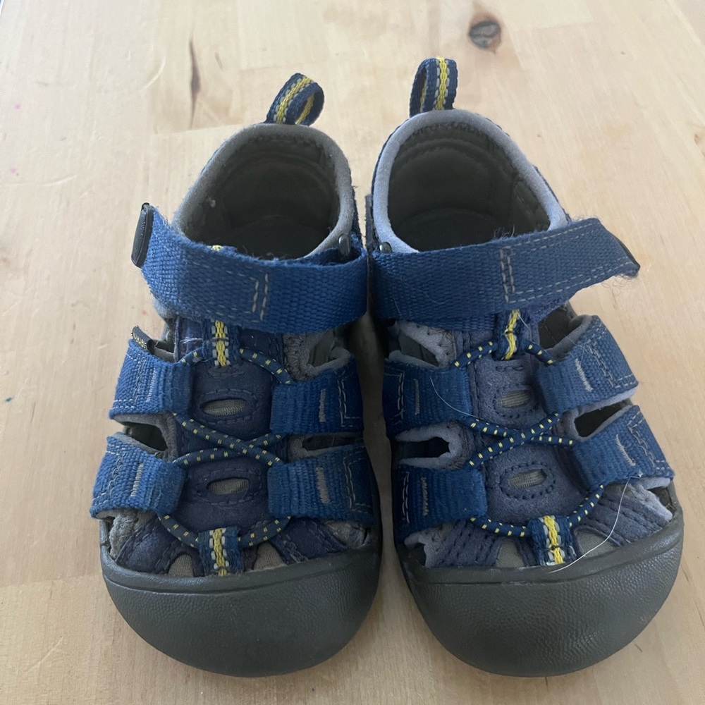Toddler size US 6 keen sandals